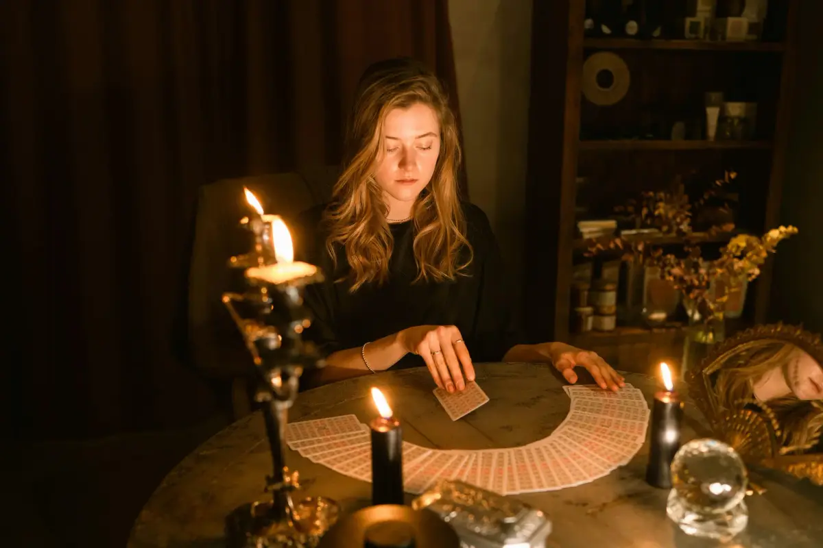Tarot consegue mostrar o futuro? Até quando dá pra ver e o que realmente revela